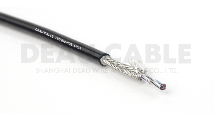 典型應(yīng)用適用于連續(xù)往復(fù)運動下的安裝， 特別是工業(yè)作用環(huán)境下的頻繁彎曲場合， 如現(xiàn)代化機械標準部件的拖鏈中及物流系統(tǒng)、 操控系統(tǒng)、 機械自動化系統(tǒng)等。 數(shù)控機床、 電子設(shè)備、 五金沖壓、 木材石材機械、 玻璃與門窗機械、 注塑機、 機械 （人） 手、 建筑機械、 重型機器廠 、 汽車制造、 起重運輸設(shè)備、 自動化倉庫、 碼頭、 消防車等的室內(nèi)外環(huán)境需要屏蔽的場所。 特別應(yīng)用重機械負荷， 海岸、 港口、野外， 高低溫、 高污染等惡劣環(huán)境場所。